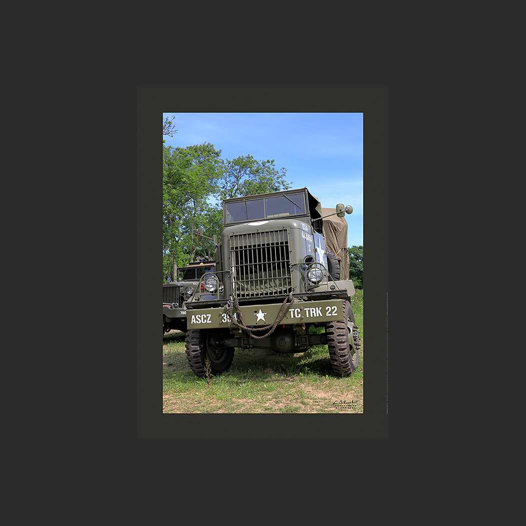 Poster SM0013 Camion Autocar U7144T photographié en Normandie à Colleville-sur-Mer, design avec marge couleur.