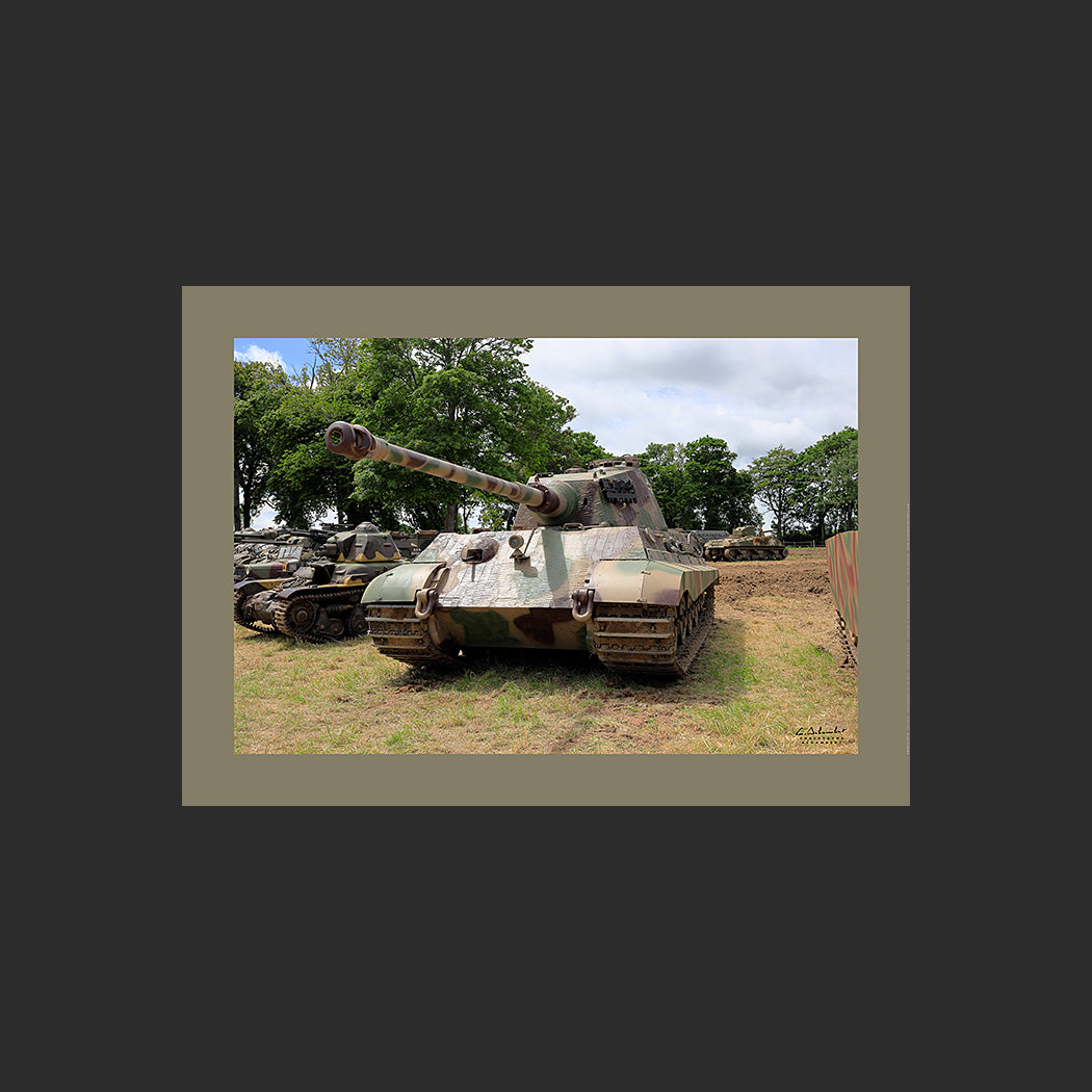 Poster SM0015 Char Tiger II photographié en Normandie à Colleville-sur-Mer, design avec marge couleur.
