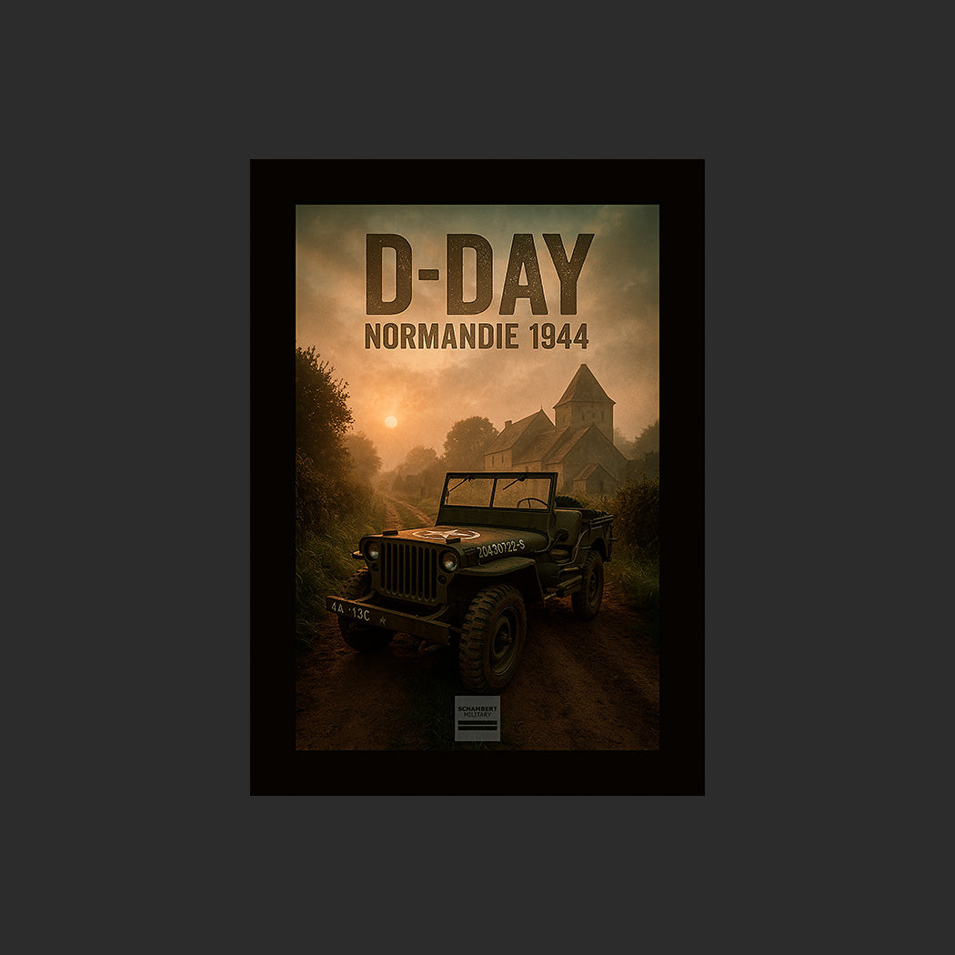 Poster d'une image d'une jeep Willys MB américaine sur un chemin de terre bordé de haies dans le bocage de Normandie devant une ferme dans la lumière irréelle de lever du jour un matin de brouillard, pendant l'opération Overlord le 6 juin 1944, site historique du D-Day, Bataille de Normandie, Deuxième Guerre mondiale, WW2, France. Affiche en couleur avec titre, marge blanche ou colorée. Design avec marge de couleur.