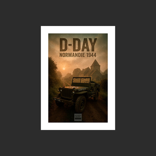 Poster d'une image d'une jeep Willys MB américaine sur un chemin de terre bordé de haies dans le bocage de Normandie devant une ferme dans la lumière irréelle de lever du jour un matin de brouillard, pendant l'opération Overlord le 6 juin 1944, site historique du D-Day, Bataille de Normandie, Deuxième Guerre mondiale, WW2, France. Affiche en couleur avec titre, marge blanche ou colorée. Design avec marge blanche.
