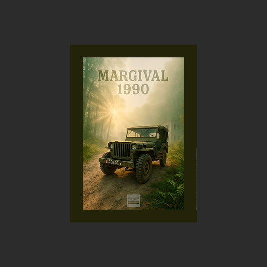 Poster d'une image d'une jeep Hotchkiss M201 de l'Armée de Terre française sur un chemin de terre en forêt devant les bâtiments du Centre d'Entrainement Commando CEC de Margival en 1990 dans la lumière du lever du jour un matin de brume, Armée de Terre, France. Affiche en couleur avec titre, marge blanche ou colorée. Design avec marge de couleur.