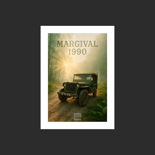 Poster d'une image d'une jeep Hotchkiss M201 de l'Armée de Terre française sur un chemin de terre en forêt devant les bâtiments du Centre d'Entrainement Commando CEC de Margival en 1990 dans la lumière du lever du jour un matin de brume, Armée de Terre, France. Affiche en couleur avec titre, marge blanche ou colorée. Design avec marge blanche.