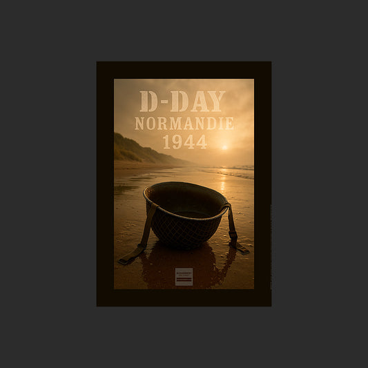 Affiche MP0018 Un casque M1 US sur une plage de Normandie, design avec marge couleur.