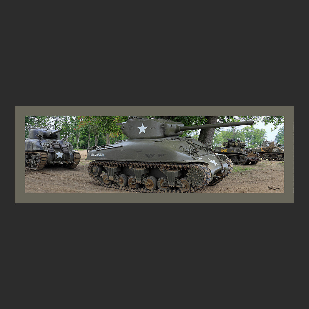 Poster SM0001 Deux Sherman M4 photographiés en Normandie à Colleville-sur-Mer, design avec marge couleur.