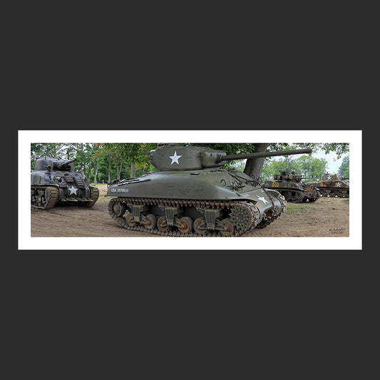 Poster SM0001 Deux Sherman M4 photographiés en Normandie à Colleville-sur-Mer, design avec marge blanche.