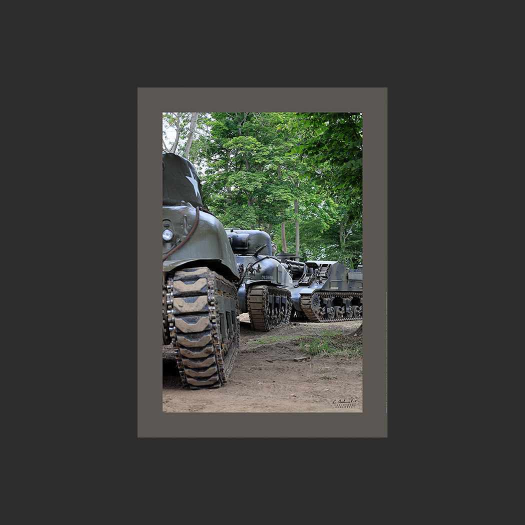 Poster SM0002 Chars Sherman M4 photographiés en Normandie à Colleville-sur-Mer, design avec marge couleur.
