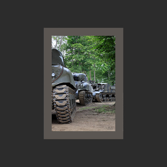 Poster SM0002 Chars Sherman M4 photographiés en Normandie à Colleville-sur-Mer, design avec marge couleur.