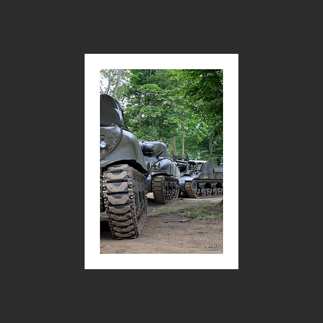 Poster SM0002 Chars Sherman M4 photographiés en Normandie à Colleville-sur-Mer, design avec marge blanche.