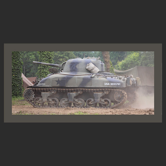 Poster SM0003 Char Sherman M4 photographié en évolution en Normandie, design avec marge couleur.