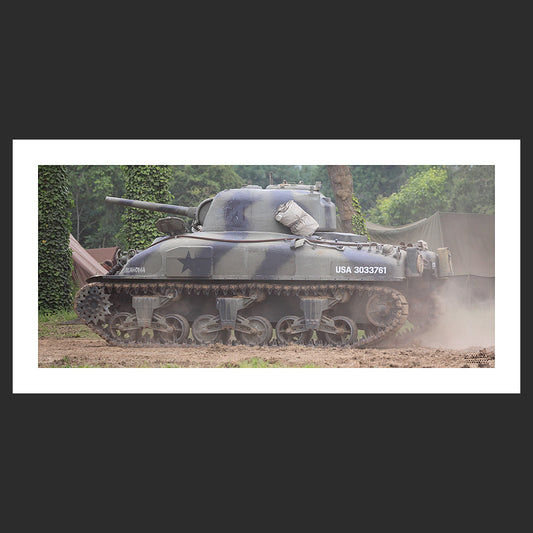 Poster SM0003 Char Sherman M4 photographié en évolution en Normandie, design avec marge blanche.