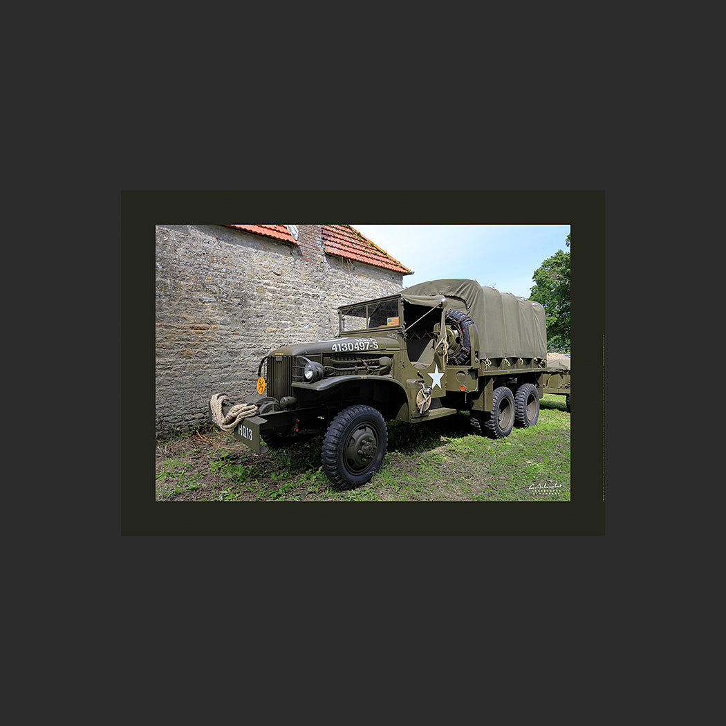 Poster SM0004 Camion GMC CCKW 352 photographié en Normandie à Colleville-sur-Mer, design avec marge couleur.
