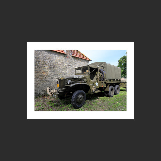 Poster SM0004 Camion GMC CCKW 352 photographié en Normandie à Colleville-sur-Mer, design avec marge blanche.