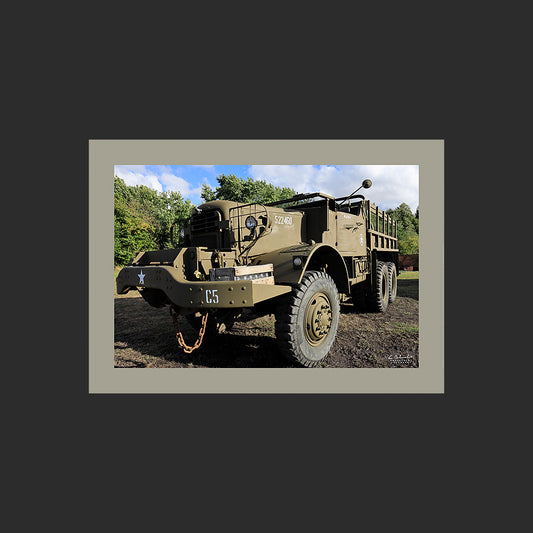 Poster SM0005 Camion américain Mack NO photographié à Haillicourt, design avec marge couleur.