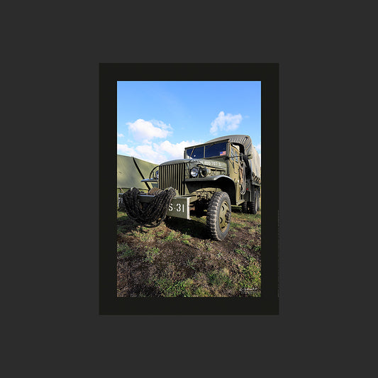 Poster SM0007 Camion US GMC CCKW 352 photographié à Haillicourt, design avec marge couleur.