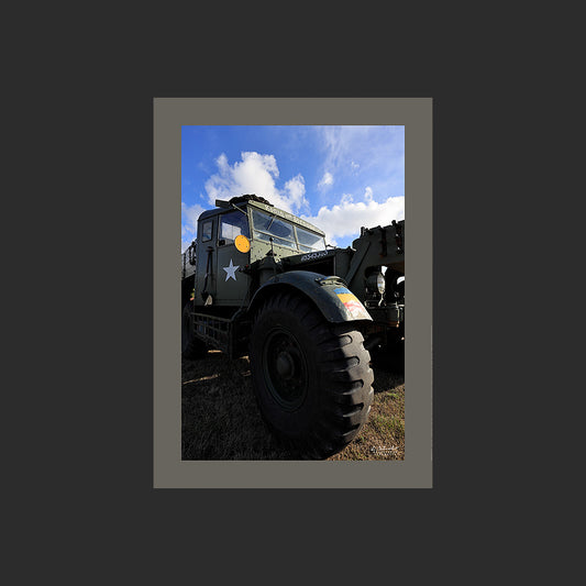 Poster SM0008 Camion Britannique Scammell Pioneer photographié à Haillicourt, design avec marge couleur.