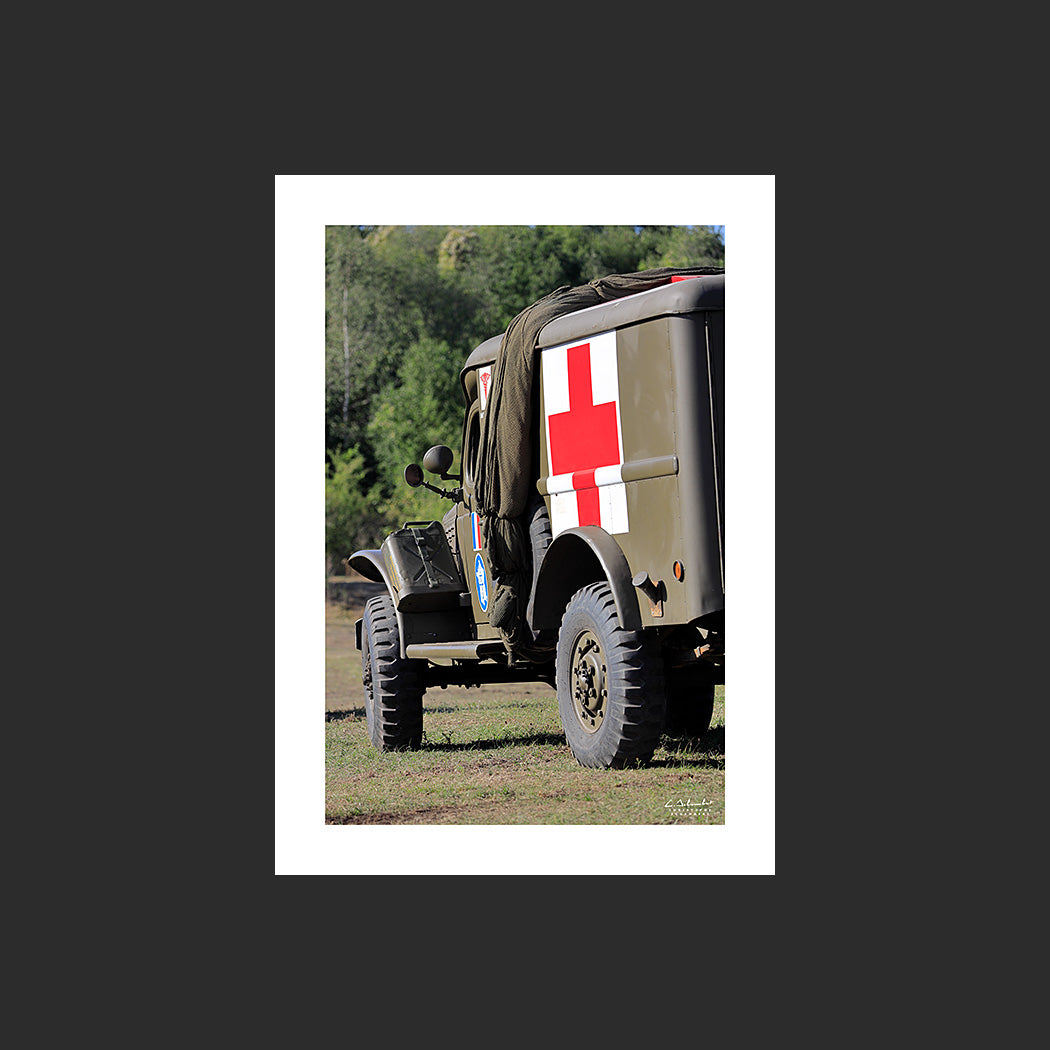 Poster SM0009 Camion Dodge WC 54 ambulance 2e DB photographié à Haillicourt, design avec marge blanche.