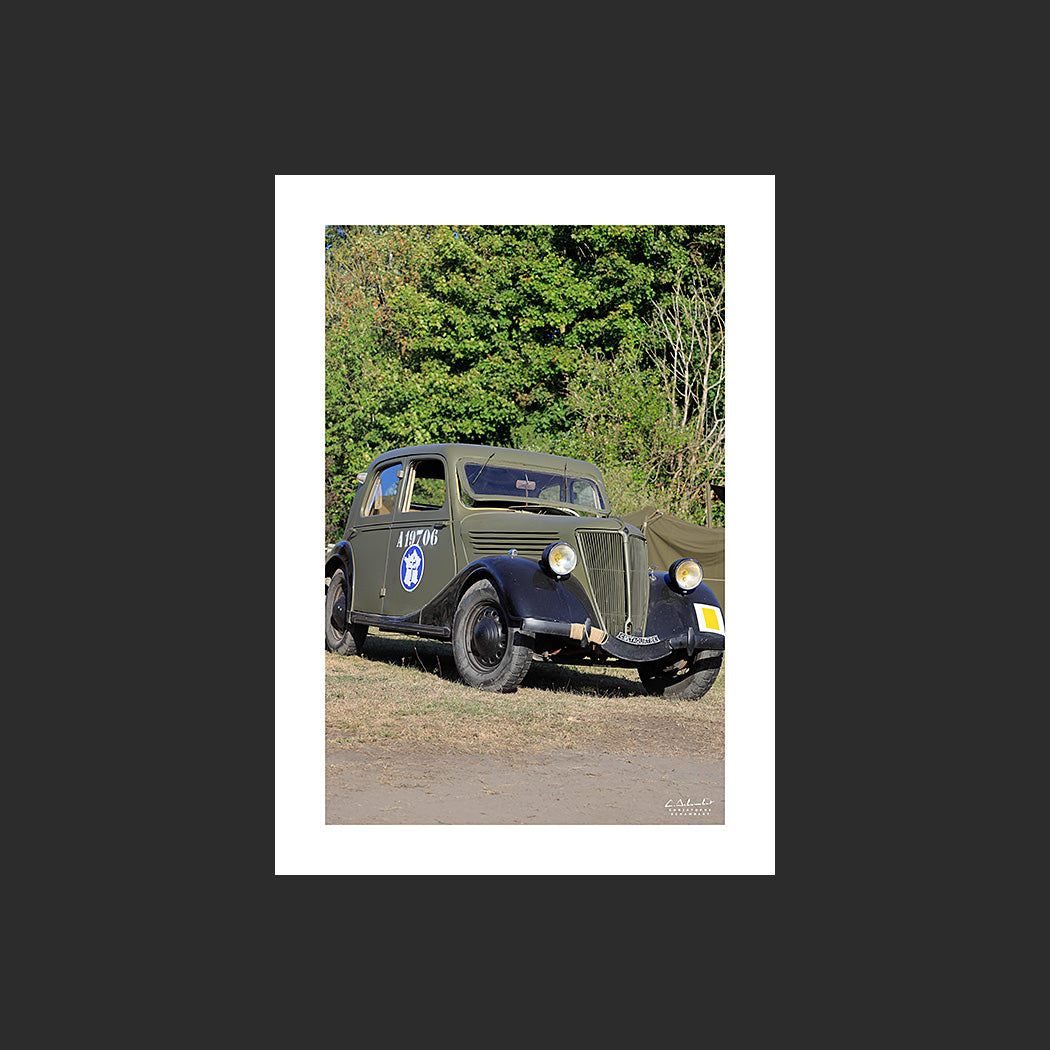 Poster SM0010 Voiture Renault Celtaquatre 2e DB photographiée à Haillicourt, design avec marge blanche.