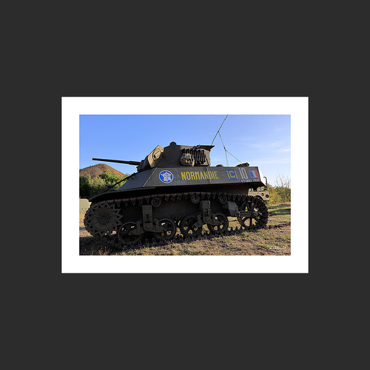 Poster SM0012 Char léger Stuart M3A3 2e DB photographié à Haillicourt, design avec marge blanche.