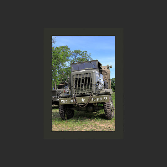 Poster SM0013 Camion Autocar U7144T photographié en Normandie à Colleville-sur-Mer, design avec marge couleur.