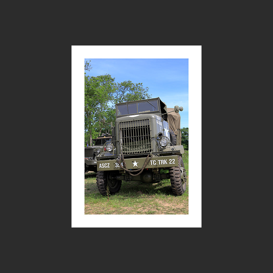 Poster SM0013 Camion Autocar U7144T photographié en Normandie à Colleville-sur-Mer, design avec marge blanche.