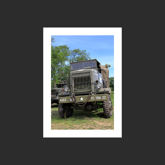 Poster SM0013 Camion Autocar U7144T photographié en Normandie à Colleville-sur-Mer, design avec marge blanche.