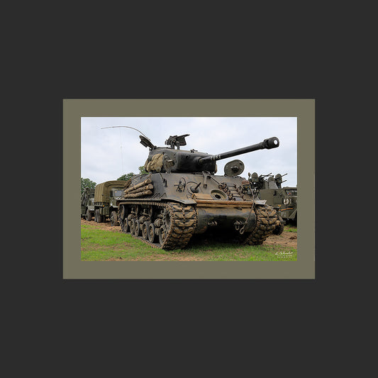 Poster SM0014 Char Sherman M4A3E8 photographié en Normandie à Colleville-sur-Mer, design avec marge couleur.