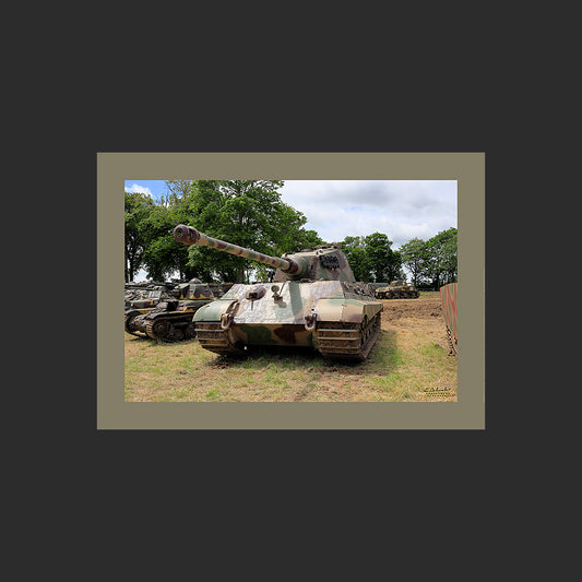 Poster SM0015 Char Tiger II photographié en Normandie à Colleville-sur-Mer, design avec marge couleur.